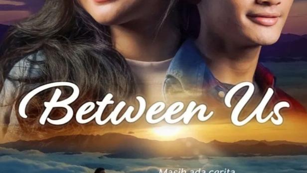 Das Filmplakat für „Between Us“ zeigt zwei junge Schauspieler vor einer Landschaft im Nebel.