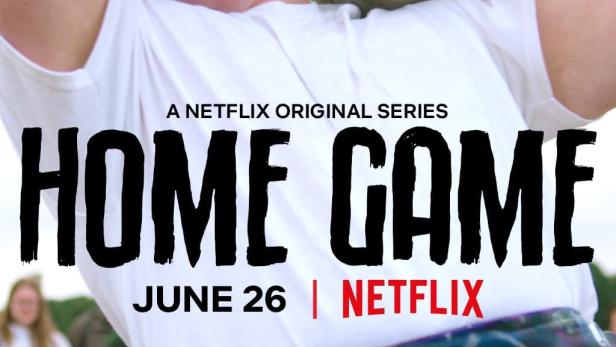 Ein Mann im Kilt stemmt einen schweren Stein mit der Aufschrift „100“ über seinen Kopf.