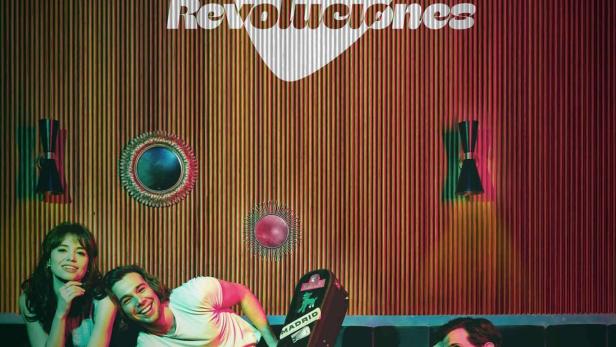 Drei Schauspieler posieren für ein Werbebild der Serie „45 Revoluciones“.