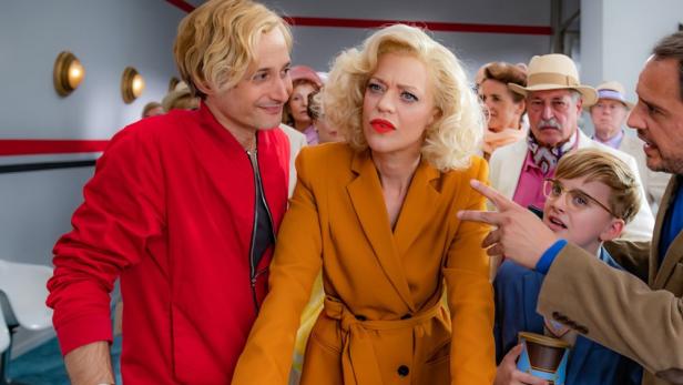 Szene mit Darstellern aus dem Film „Niemals in New York“.