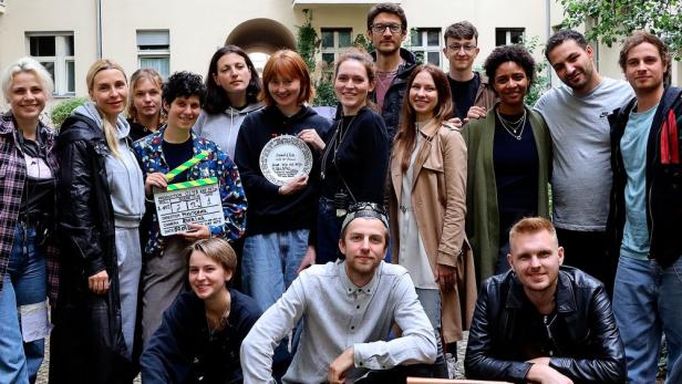 Die Filmcrew von „Himmel & Erde“ steht für ein Gruppenfoto bereit.