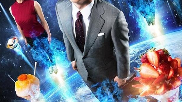 Das Filmplakat zu „Kantaro: The Sweet Tooth Salaryman“ zeigt Personen und Süßspeisen im Weltraum.