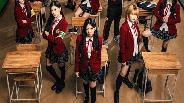 Das Werbeplakat für „The Underclass“ zeigt eine Gruppe Schüler in Schuluniformen vor einer Tafel.