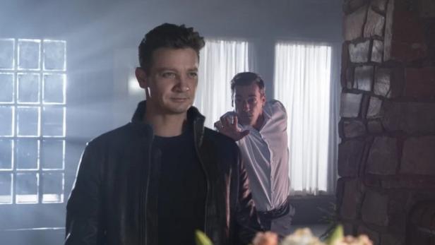 Jeremy Renner mit einem Mann im Hintergrund in einer Szene aus „Mayor of Kingstown“.