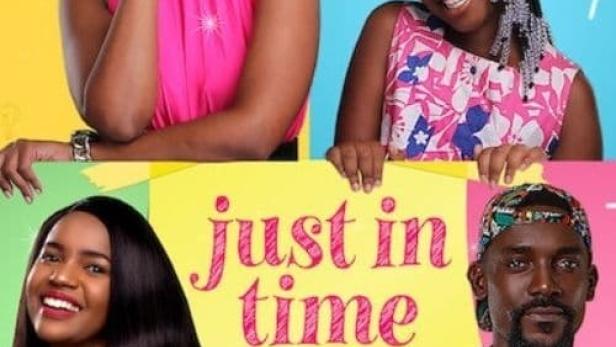 Das Filmplakat für „Just in Time“ zeigt vier Schauspieler vor einem farbenfrohen Hintergrund.