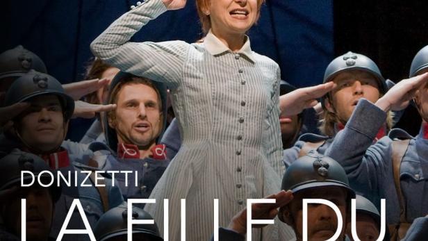 Szene aus der Met Opera Produktion von Donizettis „La Fille du Régiment“ mit Marie, die eine militärische Salve erwidert.