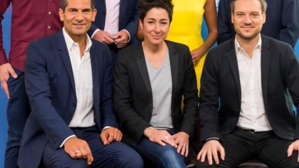 Das Moderatorenteam des „ZDF Morgenmagazins“ posiert vor dem Logo der Sendung.