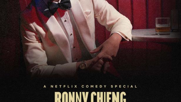 Der Comedian Ronny Chieng in einem weißen Smoking auf dem Poster für „Speakeasy“.