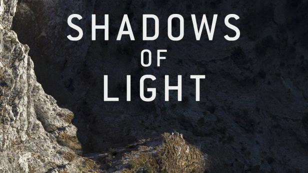 Das Filmplakat für „Shadows of Light“ zeigt eine felsige Landschaft im Gegenlicht.