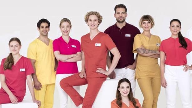 Das Ensemble der Fernsehserie „In aller Freundschaft – Die Krankenschwestern“ posiert für ein Gruppenfoto.