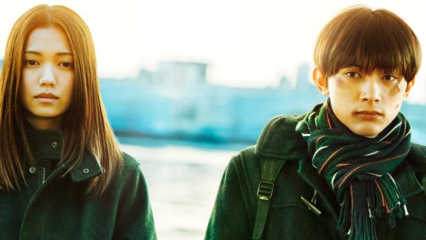 Das Filmplakat für „River's Edge“ zeigt zwei junge Menschen vor einer verschwommenen Stadtlandschaft.