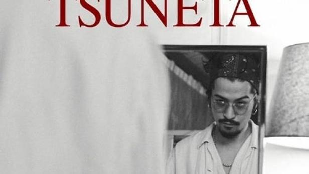 Ein Mann, Daiki Tsuneta, blickt in einen Spiegel.