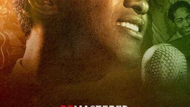 Das Filmplakat für „The Two Killings of Sam Cooke: A Sam Cooke Story“ zeigt Sam Cooke am Mikrofon.