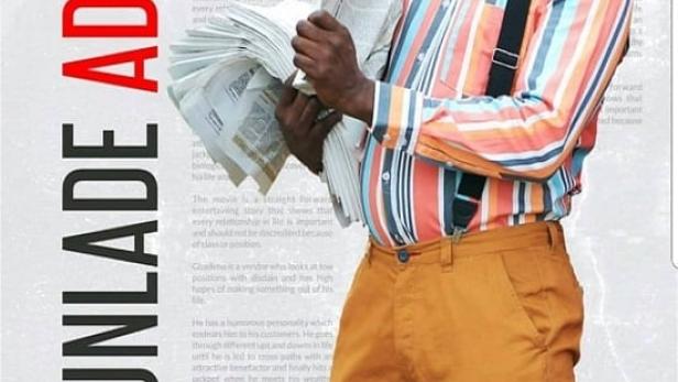 Das Filmplakat für „The Vendor“ mit Odunlade Adekola, der Zeitungen in der Hand hält.