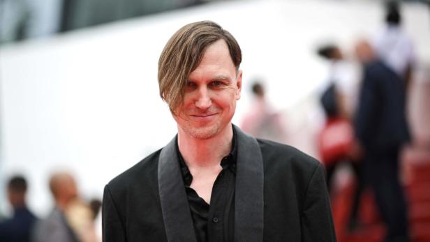 Porträt von Regisseur Ruben Östlund auf einem roten Teppich.