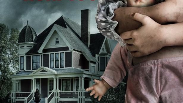 Das Filmplakat für „Mommy Would Never Hurt You“ zeigt eine unheimliche Puppe vor einem Haus.