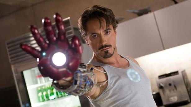 &quot;Iron Man&quot;, Der exzentrische, milliardenschwere Waffenhändler Tony Stark wird in Afghanistan entführt. Statt für die Rebellen eine effektive Waffe zu konstruieren, baut sich der geniale Erfinder mit seinem Mithäftling Yinsen einen Metallanzug. Mit dessen Hilfe gelingt ihm die Flucht zurück nach Los Angeles. Unterstützt von seiner Assistentin Pepper und seinem Vertrauten Rhodey, verfeinert er die Fähigkeiten seiner High-Tech-Rüstung. Noch ahnt Iron Man nicht, dass ihm von seiner rechten Hand Stane Gefahr droht. Im Bild: Robert Downey jr. (Tony Stark / Iron Man). SENDUNG: ORF1 - SO - 31.10.2010 - 20:15 UHR. - Veroeffentlichung fuer Pressezwecke honorarfrei ausschliesslich im Zusammenhang mit oben genannter Sendung oder Veranstaltung des ORF bei Urhebernennung. Foto: ORF/Telemünchnen. Anderweitige Verwendung honorarpflichtig und nur nach schriftlicher Genehmigung der ORF-Fotoredaktion. Copyright: ORF, Wuerzburggasse 30, A-1136 Wien, Tel. +43-(0)1-87878-13606