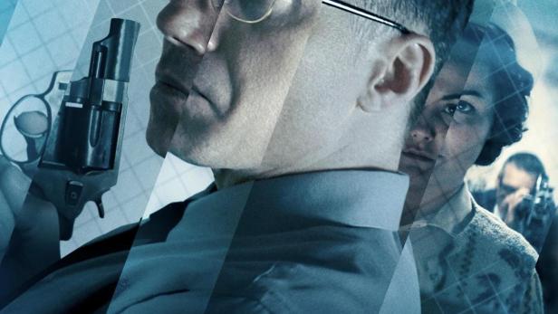 Das Filmplakat für „MK Ultra“ zeigt einen Mann mit einer Waffe, basierend auf einer wahren Geschichte.