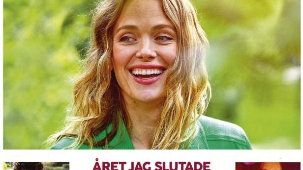 Das Filmplakat für „Året jag slutade prestera och började onanera“ zeigt die Hauptdarstellerin und weitere Schauspieler.