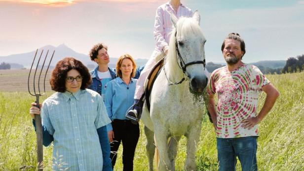 Das Filmplakat für „Buko“ zeigt eine Frau auf einem Pferd und weitere Personen in einem Feld.