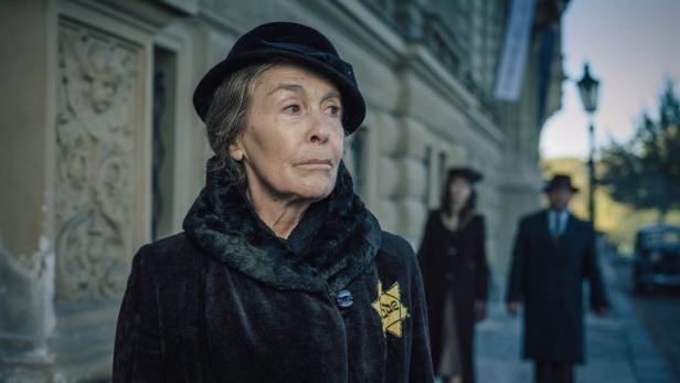 Martha Liebermann trägt einen Judenstern in dem Film „Ein gestohlenes Leben“.