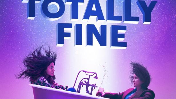 Das Filmplakat für „I'm Totally Fine“ zeigt Jillian Bell und Natalie Morales in einer Badewanne, die über einer Wüstenlandschaft schwebt.
