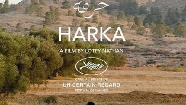 Ein Mann rennt in der Landschaft auf dem Filmplakat zu „Harka“.