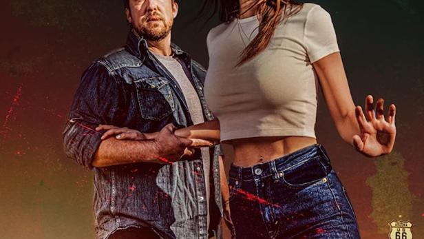 Das Filmplakat für „The Fearway“ zeigt ein Paar an der Route 66, mit einem bedrohlichen Auto im Hintergrund.