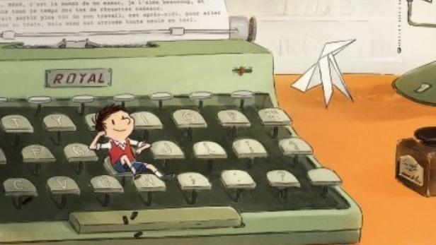 Ein Junge sitzt auf einer alten Schreibmaschine der Marke „Royal“.