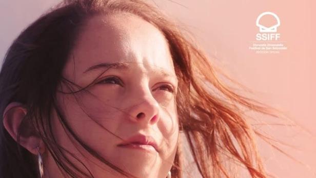 Das Filmplakat für „La Maternal“ zeigt eine junge Frau, inszeniert von Pilar Palomero.