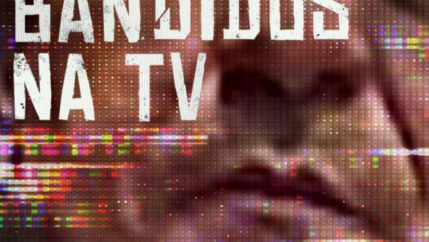 Das Poster für die Netflix-Dokumentarserie „Bandidos na TV“ zeigt ein Gesicht hinter einem digitalen Rauschen.
