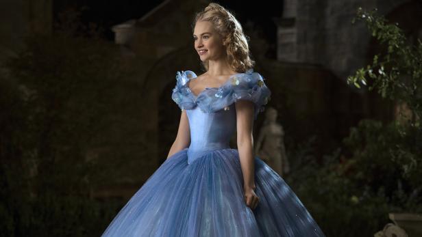 Lily James als Cinderella in einem blauen Ballkleid.