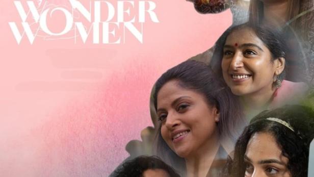 Das Filmplakat für „Wonder Women“ zeigt mehrere lächelnde Frauen vor einem rosa-blauen Hintergrund.