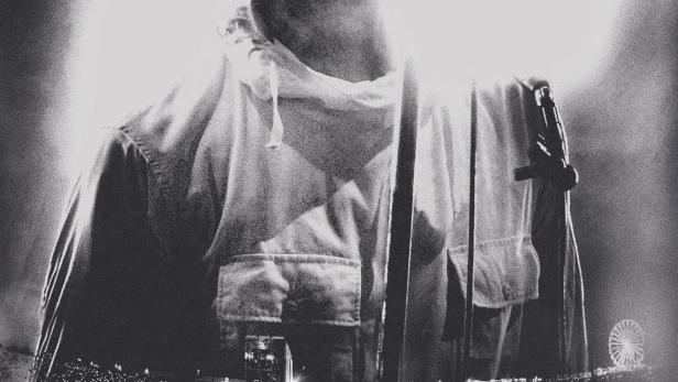 Schwarzweiß-Poster für „Liam Gallagher: Knebworth 22“ mit einer Aufnahme des Sängers auf der Bühne.