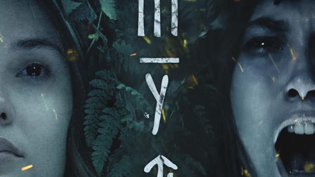 Das Filmplakat zeigt zwei junge Frauen mit Blumenschmuck und Runen.