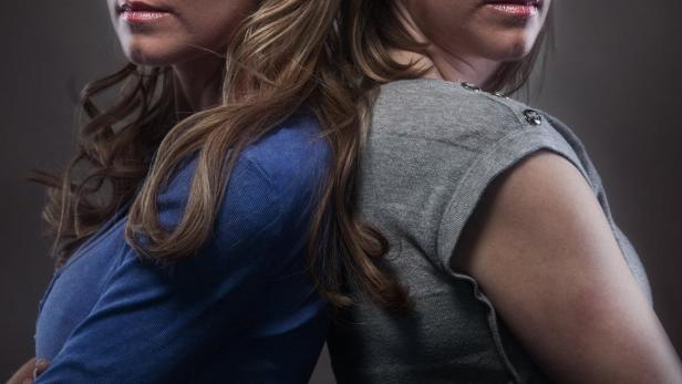 Zwei Frauen stehen Rücken an Rücken, mit dem Titel „Evil Twins“ im Vordergrund.