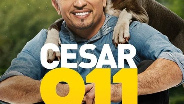 Cesar Millan lächelt mit einem Pitbull auf seinen Schultern für das Werbeplakat von „Cesar 911“.