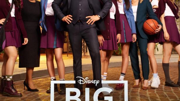 John Stamos und eine Gruppe von Highschool-Basketballspielerinnen stehen vor der Westbrook School in „Big Shot“.