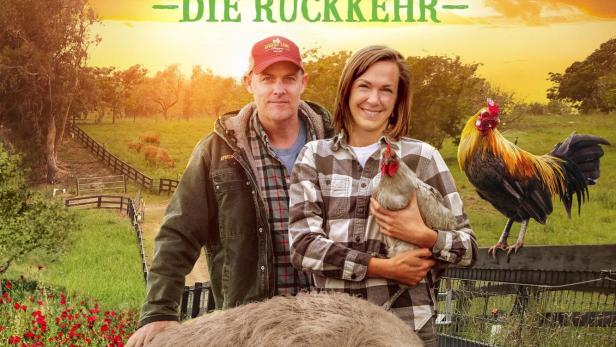 Das Filmplakat zu „Unsere große kleine Farm – Die Rückkehr“ zeigt ein Farmerpaar mit Tieren.