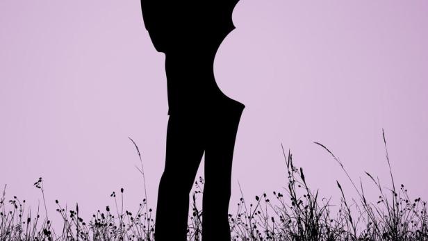 Silhouette eines Mannes, der ein Kind im Arm hält, vor dem Hintergrund des Filmtitels „Aftershock“.