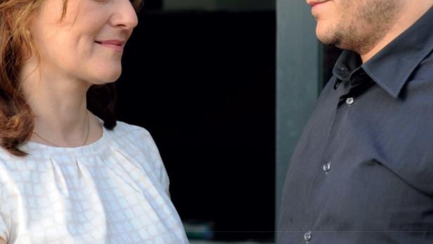 Eine Frau und ein Mann stehen einander gegenüber.