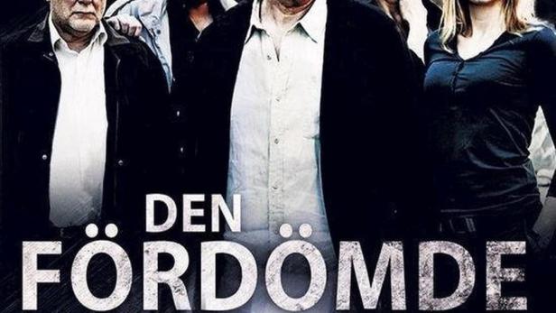 Das Filmplakat für „Den Fördömde“ zeigt eine Gruppe von Personen und eine Silhouette vor einem hellen Licht.