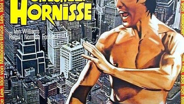 Das Filmplakat für „Das Geheimnis der Grünen Hornisse“ mit Bruce Lee vor einer Stadtkulisse.