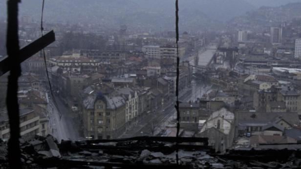 Das Filmplakat für „Le Siège“ zeigt eine zerstörte Stadt aus der Vogelperspektive.