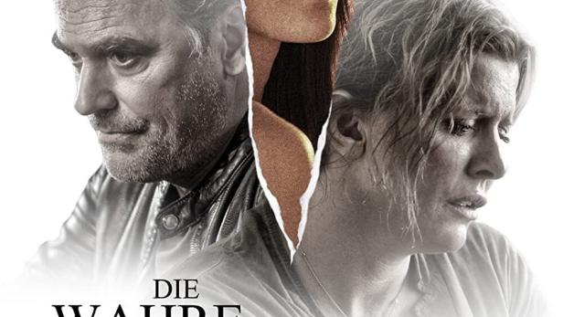 Das Filmplakat für „Die Wahre Schönheit“ zeigt drei Porträts, die durch Risse getrennt sind.