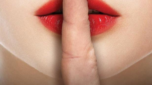 Das Cover von „The Reckoning“ zeigt eine Frau, die den Finger auf die Lippen legt.