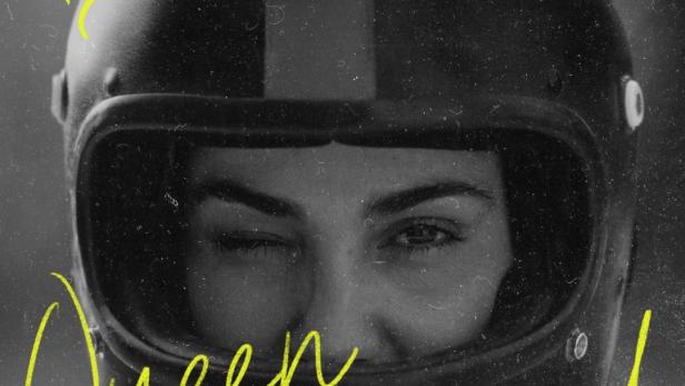 Das Filmplakat für „Queen of Speed“ zeigt eine Frau mit Motorradhelm, die zwinkert.