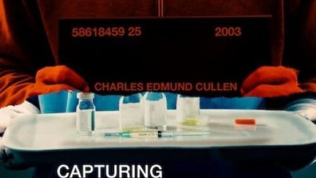 Ein Arzt mit Maske hält eine Ablage mit Spritzen und Medikamenten vor einem Schild mit dem Namen Charles Edmund Cullen.