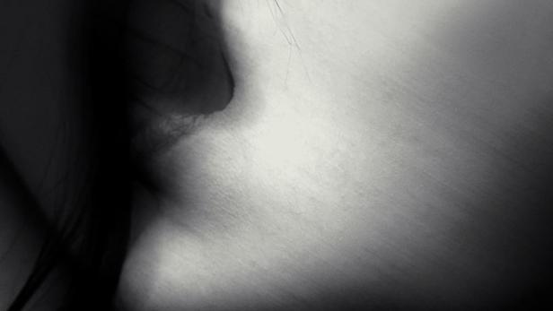 Das Filmplakat für „Orgasm Inc: The Story of One Taste“ zeigt das Gesicht einer Frau in Schwarzweiß.