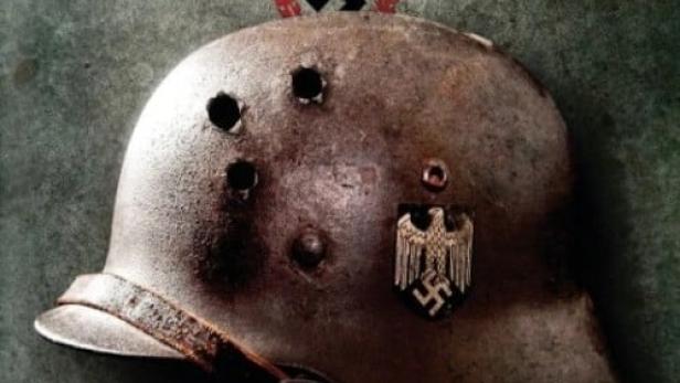 Das Cover von „Nazi Hunters: The Real Story“ zeigt einen deutschen Helm aus dem Zweiten Weltkrieg mit Einschusslöchern.